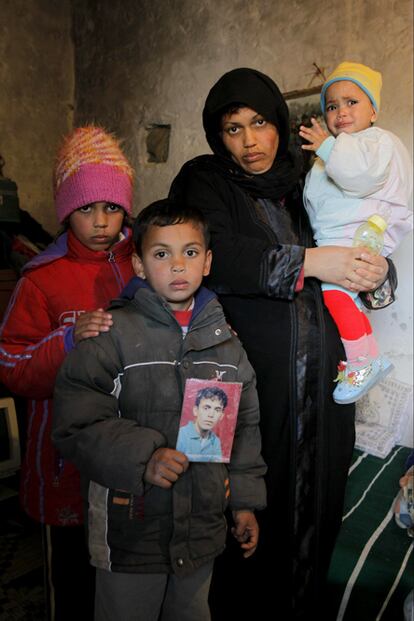 Sharafbin Mohamed, ciudadano tunecino, murió el 26 de febrero en la cárcel de Abu Salim, en Trípoli. Los policías del régimen de Gadafi le apalearon y le negaron asistencia médica. Su familia en Sbitla recibió hace unos días el cadáver. Le acusaban de colaborar con la revolución. Hadrya, embaraza de seis meses, y sus tres hijos muestran la fotografía de Sharafbin.