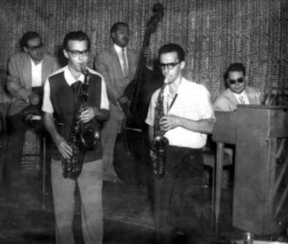 El pianista Frank Emilio Flynn (primero por la derecha) durante una descarga de jazz en 1955, en el cabaré Las Vegas de La Habana.