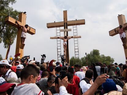 Habitantes asisten a la epresentación de la Pasión de Cristo en Iztapalapa, en 2023.