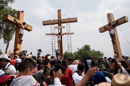 Habitantes asisten a la epresentación de la Pasión de Cristo en Iztapalapa, en 2023.