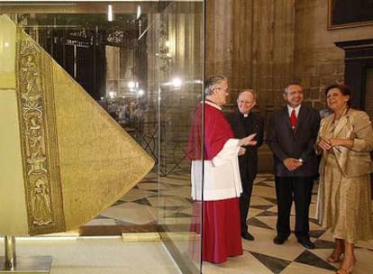 La capa de Carlos V que lució en su coronación como emperador en Aquisgrán, ayer en su presentación oficial en la catedral de Sevilla.