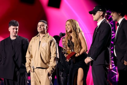 La cantante colombiana Shakira y el productor argentino Bizarrap, después de recibir su premio Disco del Año durante la 24ª Entrega Anual del Latin Grammy.