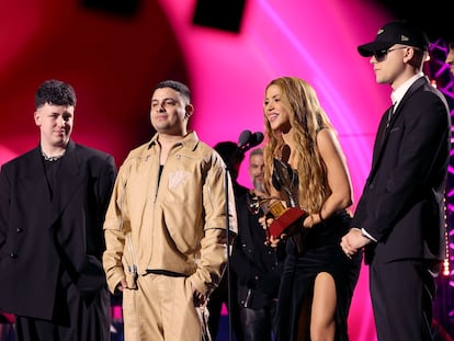 La cantante colombiana Shakira y el productor argentino Bizarrap, después de recibir su premio Disco del Año durante la 24ª Entrega Anual del Latin Grammy.