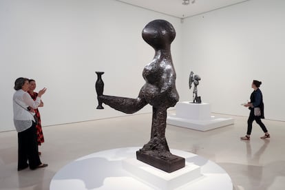 Varias personas observan la obra 'La dama oferente', en la muestra 'Picasso escultor. Materia y cuerpo'.