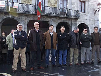 Concejales del PSE-EE y del PNV-EA, durante la concentración que mantuvieron ayer delante del Ayuntamiento de Andoain.