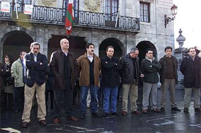 Concejales del PSE-EE y del PNV-EA, durante la concentración que mantuvieron ayer delante del Ayuntamiento de Andoain.