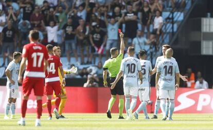 Fran Beltrán ve la cartulina roja durante el partido ante el Granada.