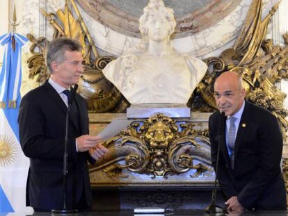 Gustavo Arribas jura como ante Mauricio Macri como jefe de la Agencia Federal de Inteligencia.