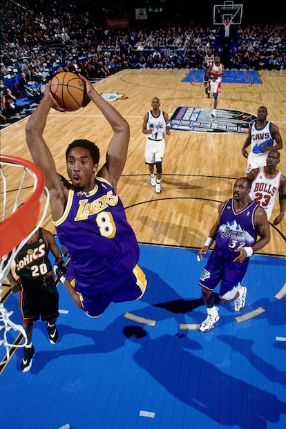 Kobe Bryant (8) de los Ángeles Lakers realiza un donqueo durante el partido de las Estrellas de la NBA de 1998, el 8 de febrero de 1998 en el Madison Square Garden en Nueva York, Nueva York.