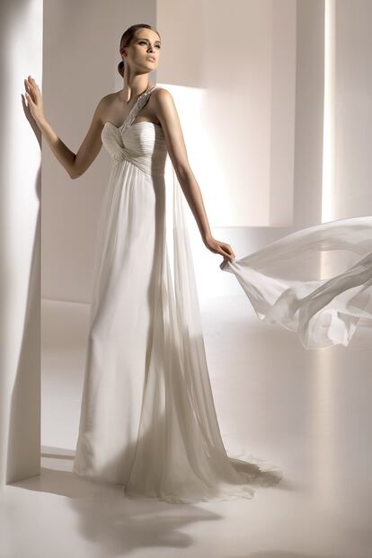 2010. Pronovias comienza a destapar el cuerpo. Vestidos en gasas o tules sobrios y minimalistas, con cortes maestros y sin excesos. Diseños que incorporan estampados y bordados combinados con pedrería.