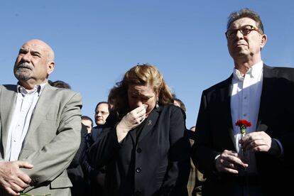 Pilar Manjón emocionada durante el homenaje a las víctimas en la estación de Atocha, Madrid.