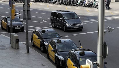 Una furgoneta de transporte privado para el MWC en Barcelona.