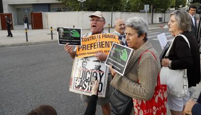 Preferentistas en el exterior de la sede de la Audiencia Nacional.