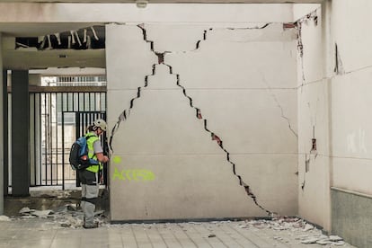 Un científico del CSIC analiza los daños provocados por el terremoto de Lorca (Murcia), en 2011.