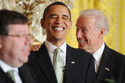 El presidente estadounidense, Barack Obama (en el centro), y el vicepresidente, Joe Biden (a la derecha), conversan mientras interviene el primer ministro de Irlanda, Brian Cowen (en primer término) en la recepción anual del Día de San Patricio en la Casa Blanca, 17 de marzo de 2010. 