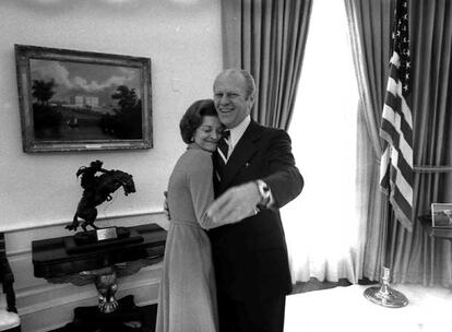 Ford fue miembro del Congreso desde 1949, para el que fue reelegido en 12 ocasiones, y en 1963 fue nombrado por Lyndon Johnson para la Comisión Warren que investigó la muerte de John Kennedy. El carácter afable y honesto de Ford ha sido destacado siempre, incluso por sus oponentes políticos. En la imagen, Ford abraza a su mujer en la Casa Blanca en 1974.