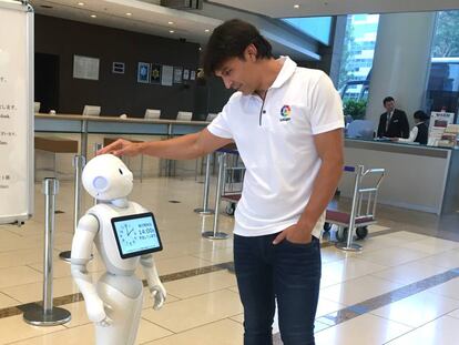 Fernando Morientes de visita en Tokio con el robot Pepper, en 2017. 