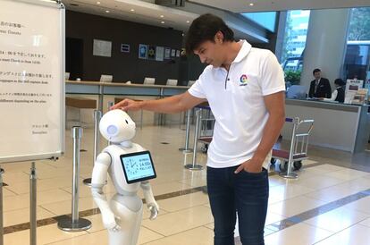 Fernando Morientes de visita en Tokio con el robot Pepper, en 2017. 