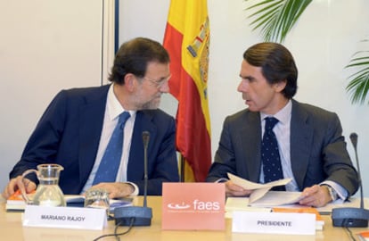 Mariano Rajoy conversa ayer con el José María Aznar durante la reunión semestral de la FAES.