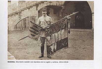 Voluntari amb la bandera de la Legi&oacute; Estrangera i la senyera. 