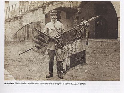 Voluntari amb la bandera de la Legi&oacute; Estrangera i la senyera. 