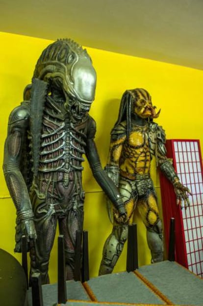 Figuras de Alien y Predator almacenadas en un garaje de la mansión a la espera de la subasta.