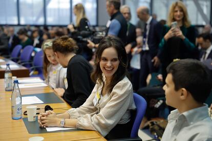 Sofia Oliveira, en el centro, sonríe a su hermano André antes de comenzar la vista del pleito climático contra 32 países en el Tribunal Europeo de Derechos Humanos.