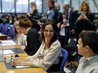Sofia Oliveira, en el centro, sonríe a su hermano André antes de comenzar la vista del pleito climático contra 32 países en el Tribunal Europeo de Derechos Humanos.