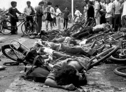 Los cuerpos de varios estudiantes muertos yacen entre restos de bicicletas tras la represión del Ejército chino en Tiananmen.