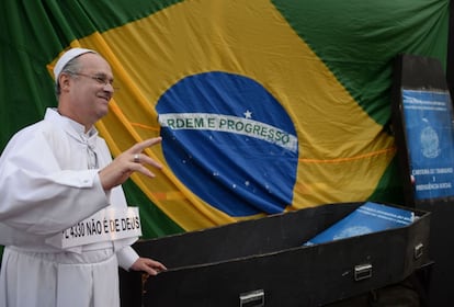 Integrante da CUT vestido como o Papa Francisco diz que a PL da terceirização "não é de Deus". Cena do Rio envolve ainda 'enterro' da carteira de trabalho, símbolo da CLT.