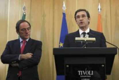 El primer ministro portuges, Pedro Passos Coelho (a la derecha) y el lider de la coalición y nuevo viceprimer ministro, Paulo Portas.