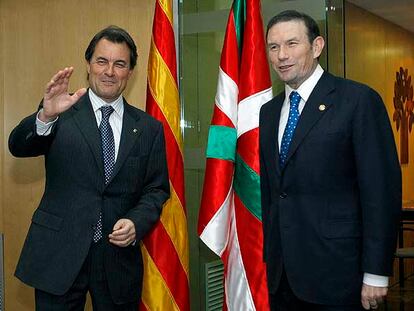 El presidente de CiU, Artur Mas y el <i>lehendakari,</i> Juan José Ibarretxe, ayer en la sede de CDC.<b> </b>