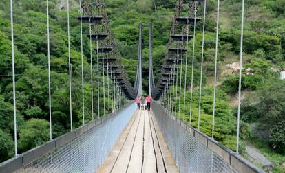 Este puente peatonal de 204 metros fue la primera infraestructura que se construyó como parte de un plan para resarcir a las comunidades afectadas. 