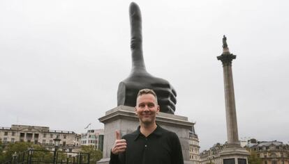 El artista David Shrigley posa para una fotograf&iacute;a frente a su escultura &#039;Really Good&#039; en Trafalgar Square, Londres.