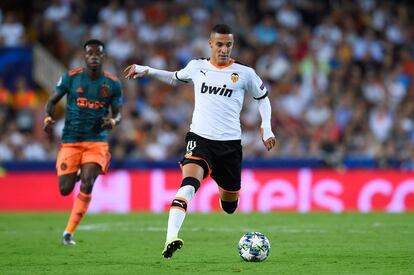 El delantero del Valencia, Rodrigo, conduce el balón. 