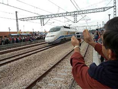 Un Euromed, ayer, a su paso por la nueva estación de Benicàssim entre la expectación de cientos de vecinos.