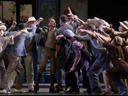 Un momento de la representación de 'La del manojo de rosas', en el Teatro de la Zarzuela.