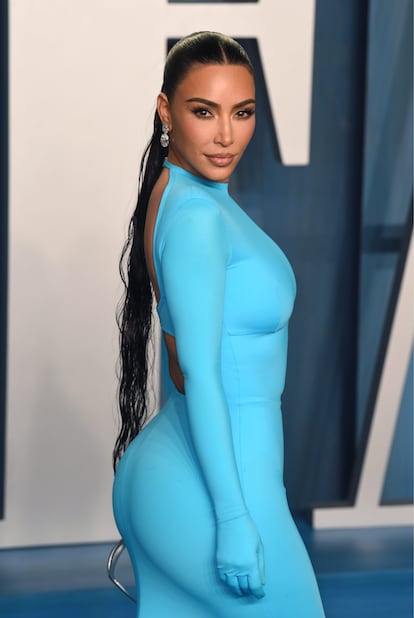 La megaestrella del 'reality', Kim Kardashian, se ha sometido a numerosas operaciones y siempre lo ha llevado con orgullo. Sin embargo, tal y como escribió en el blog de la cadena E! tras la emisión de un episodio de ‘Keeping Up With The Kardashians’ en 2010, hay algo por lo que nunca volvería a pasar: el bótox. “En el programa habréis visto que tenía algunos moratones alrededor de los ojos después del procedimiento, lo cual es algo completamente natural, pero como no había investigado sobre los posibles efectos secundarios, lo cierto es que me asusté. El bótox es absolutamente innecesario para mí a esta edad”, escribió la también millonaria empresaria y fundadora de Skims.
