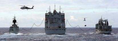 El 'Ocean Shield' (izquierda) de la Armada australiana y el 'Success' de la Marina británica reciben suministros desde el 'César Chávez', de EE UU, en la búsqueda del MH370.