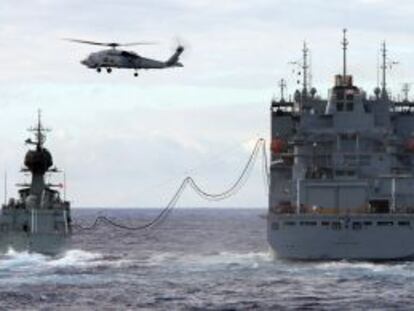 El &#039;Ocean Shield&#039; (izquierda) de la Armada australiana y el &#039;Success&#039; de la Marina brit&aacute;nica reciben suministros desde el &#039;C&eacute;sar Ch&aacute;vez&#039;, de EE UU, en la b&uacute;squeda del MH370.