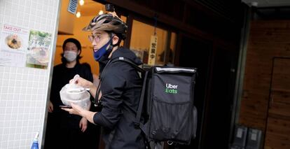 El medallista de esgrima japonés Ryo Miyake, trabajando a tiempo parcial para Uber Eats en Tokio.