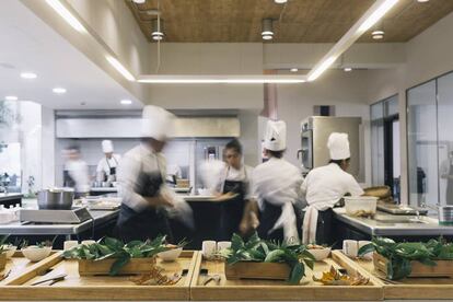 Nervios y actividad frenética en la cocina de Azurmendi en los momentos previos al servicio.