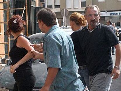 Familiares de la joven muerta en Cádiz, ayer, a la entrada de los juzgados.
