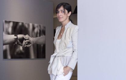 La fotógrafa francesa posa junto a una de sus imágenes más célebres, 'Insensé III' (Londres, 1998). Se trata de un detalle de las manos de McQueen y una de sus musas, la modelo Shalom Harlow, al final del desfile Nº 13.