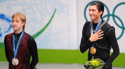 El estadounidense Lysacek (oro), en el podio junto al ruso Plushenko (plata).