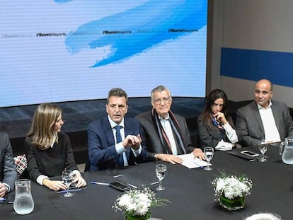 Sergio Massa, al centro, reunido el martes pasado con dirigentes del peronismo en la sede de su partido, el Frente Renovador.