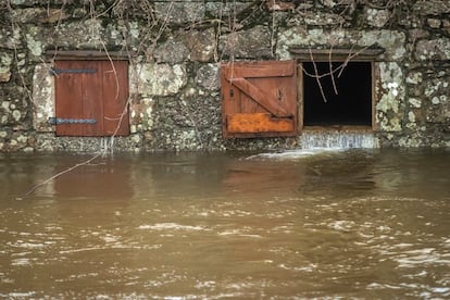 En Galicia se han registrado esta madrugada las rachas de viento más fuertes de toda España, según datos facilitados por la Agencia Estatal de Meteorología (Aemet), que apuntan que en la estación meteorológica de Estaca de Bares (A Coruña) se han registrado 126 kilómetros por hora. En la imagen, crecida del río Tambre a su paso por la localidad coruñesa de Ames, este sábado.