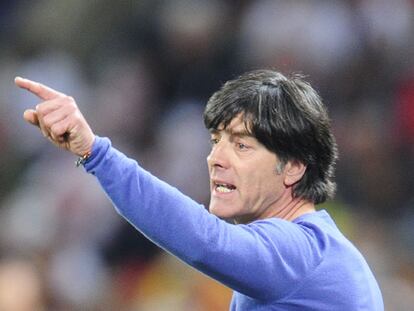 Joachim Löw da instrucciones a sus jugadores desde la banda.