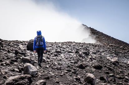 Las inmediaciones de este volcán activo (tan activo que se encuentra en erupción actualmente) se utilizaron como entorno de uno de los duelos de espadas láser más trascendentes y también más criticados de 'La Guerra de las Galaxias'. Anakin Skywalker (ya como Darth Vader) y su antiguo maestro Obi-Wan Kenobi cruzan sus sables al final de 'La Venganza de los Sith' en el planeta volcánico Mustafar. Entre lava y mucho ordenador vence el maestro, que deja a su suerte al antiguo padawan, desfigurado y al borde de la muerte. El Etna (en la foto), símbolo de Sicilia, entró en erupción durante la filmación del Episodio III. Lucas envió cámaras a grabar las escenas más espectaculares, que después sirvieron para recrear los ríos de magma de Mustafar. Mucho ordenador, sí, pero eso no hace del Etna una visita menos obligada.