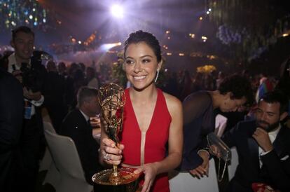 La actriz Tatiana Maslany ganó el Emmy a la mejor actriz dramática por “Orphan Black”, una serie de la que dijo estar orgullosa de formar parte porque pone “a las mujeres en el centro”.